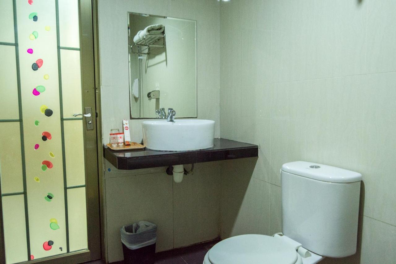 Collection O 625 Hotel Golden Gate Batam Extérieur photo